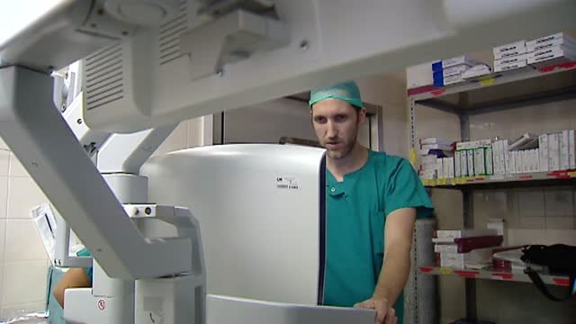 Entrevista a una paciente mientras le operan el cerebro