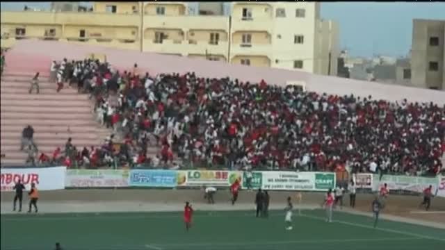Ocho muertos en una estampida en un estadio de fútbol en Dakar