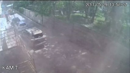 Espectacular explosión de una tubería de aguas residuales en Kiev, Ucrania