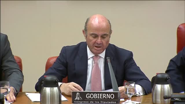 De Guindos dice que ningún depositante se ha visto afectado por los problemas del Popular