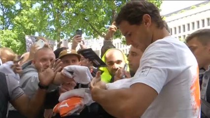 下载视频: Nadal se da un baño de masas en París