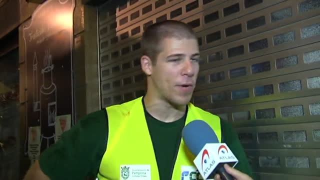 Toneladas de basura inundan las calles de Pamplona cada noche en San Fermín