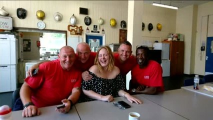 Adele toma el té con los bomberos que combatieron el incendio de Londres
