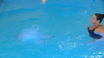 Enseñar a flotar a los bebés en el agua puede salvar su vida