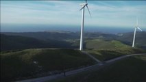 Espectaculares acrobacias con el 'skate' entre turbinas eólicas