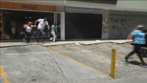 La policía venezolana vuelve a frenar con violencia las protestas de la oposición