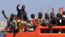 Rescatadas en Almería 111 personas a bordo de 3 pateras