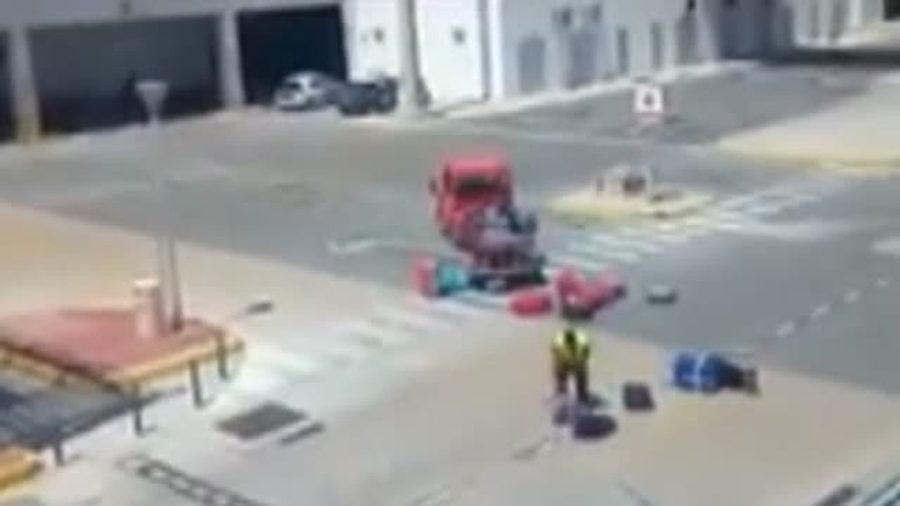 Maletas por el aire en el aeropuerto de Ibiza