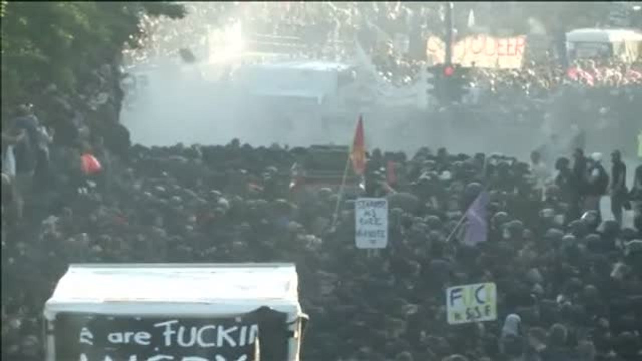Batalla campal en Hamburgo con numerosos heridos en los prolegómenos del G20