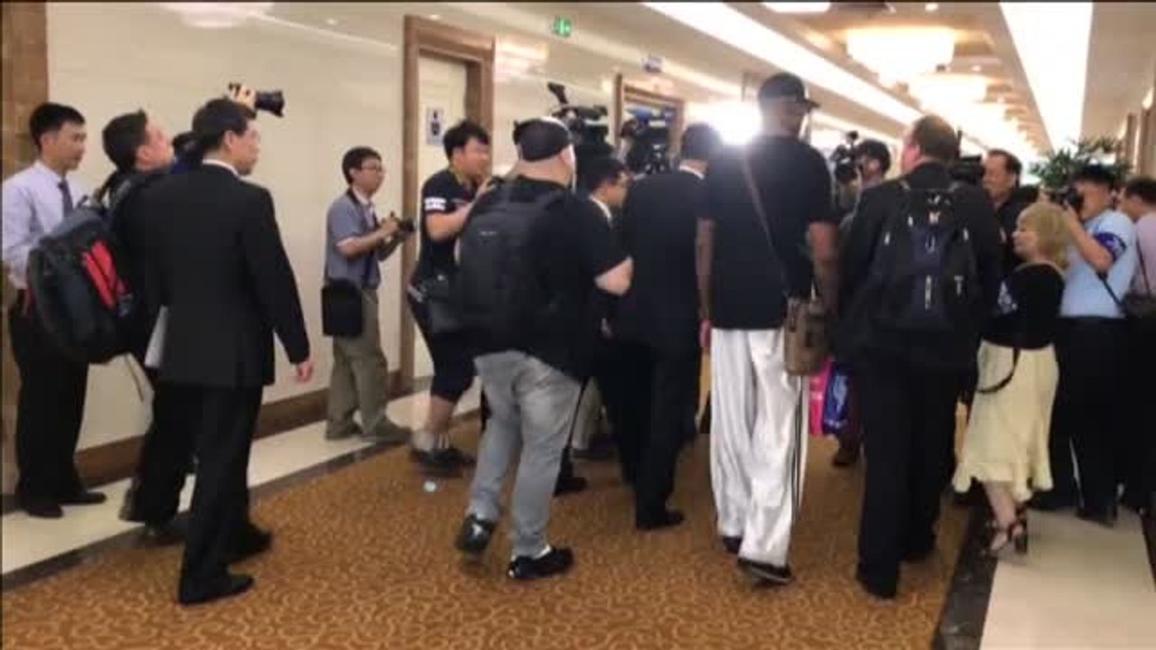 La ex estrella del baloncesto, Dennis Rodman visita Corea del Norte para mejorar la relación con Estados Unidos
