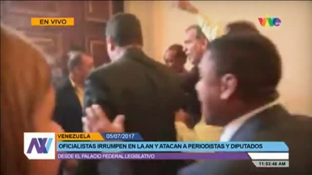Grupos chavistas atacan la Asamblea Nacional de Venezuela