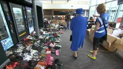 Descargar video: La reina Isabel y el príncipe Guillermo visitan a los supervivientes de la torre Grenfell