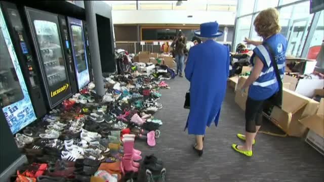 La reina Isabel y el príncipe Guillermo visitan a los supervivientes de la torre Grenfell