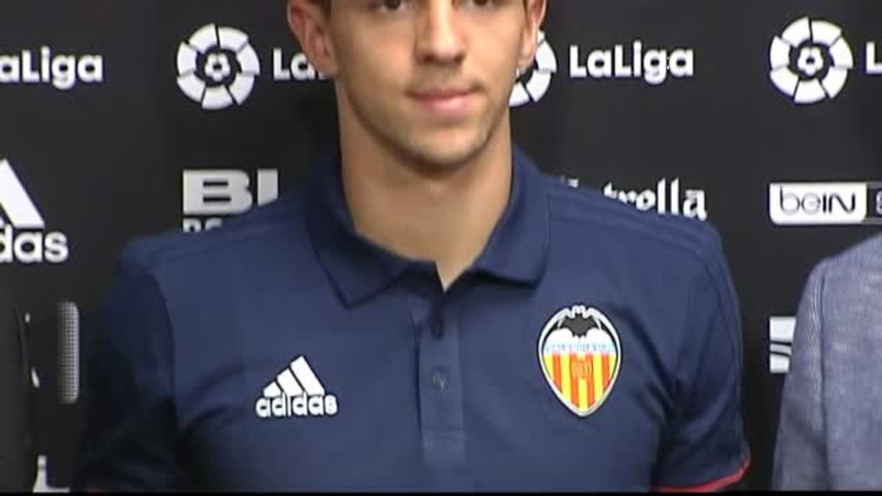 El Valencia presenta a Nemanja Maksimovic