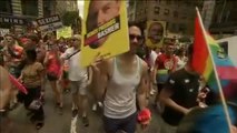 Decenas de ciudades de EEUU inundan sus calles con los colores de la bandera LGTBi