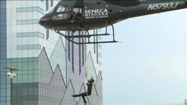 La matriarca de la familia de acróbatas de los Wallenda se cuelga con sus dientes y rompe récords
