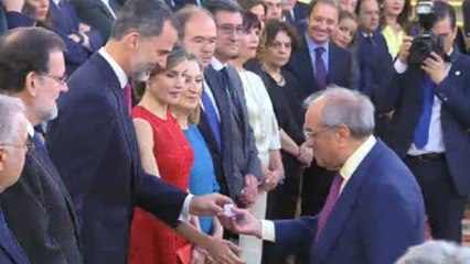 Martín Villa recibe la medalla de las primeras Cortes Constituyentes