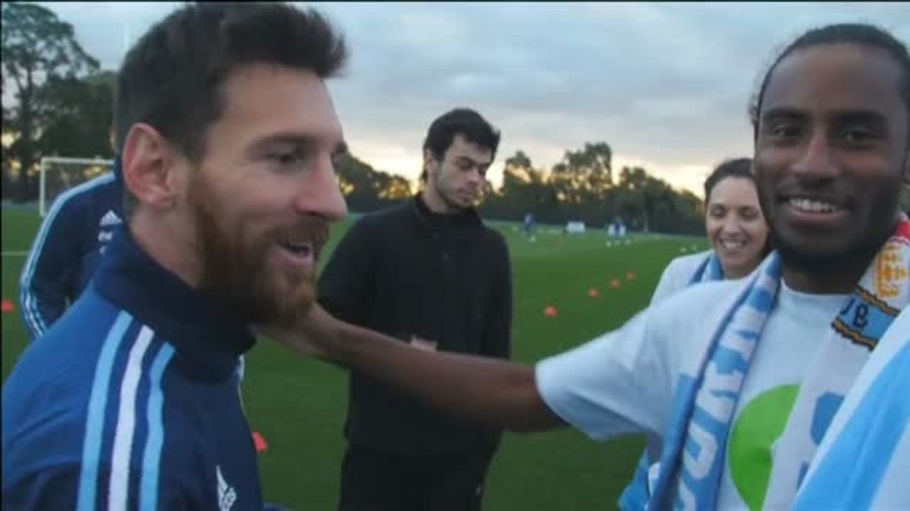 Messi muestra su cara más solidaria en Melbourne