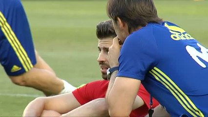 Charla de Lopetegui con Piqué al término del entrenamiento de La Condomina