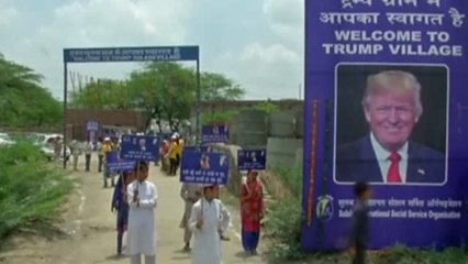 下载视频: Los vecinos de la localidad india de Marora rebautizan su pueblo con el nombre de Trump