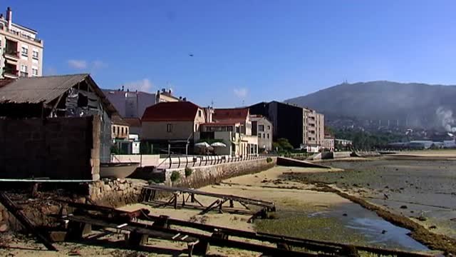 Un incendio provocado calcina un polémico astillero en Moaña