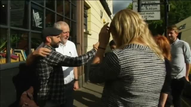Corbyn celebra los resultados electorales con sus seguidores en un pub de Londres
