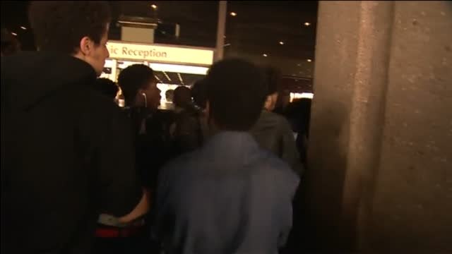 Vecinos de Notting Hill asaltan el Ayuntamiento de Londres al grito de queremos justicia