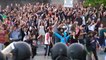 Cientos de personas salen a la calle en Santiago para protestar por el desalojo violento de una casa okupa