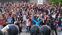 Cientos de personas salen a la calle en Santiago para protestar por el desalojo violento de una casa okupa
