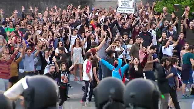 Cientos de personas salen a la calle en Santiago para protestar por el desalojo violento de una casa okupa