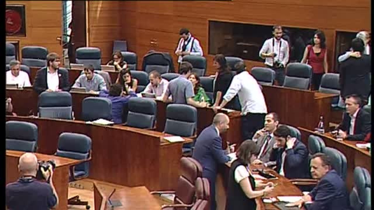 Cifuentes y Espinar hacen gala de gran "deportividad" parlamentaria al inicio de la sesión de tarde