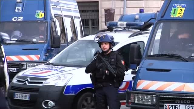 Un hombre armado con un martillo desata el pánico ante la catedral de Notre Dame de Paris
