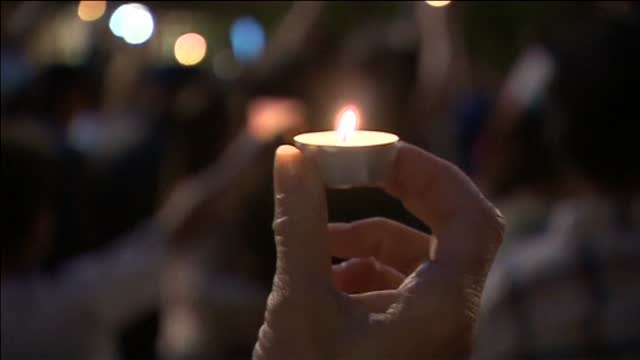 Emotiva vigilia en Londres por las víctimas en el incendio de la torre Grenfell