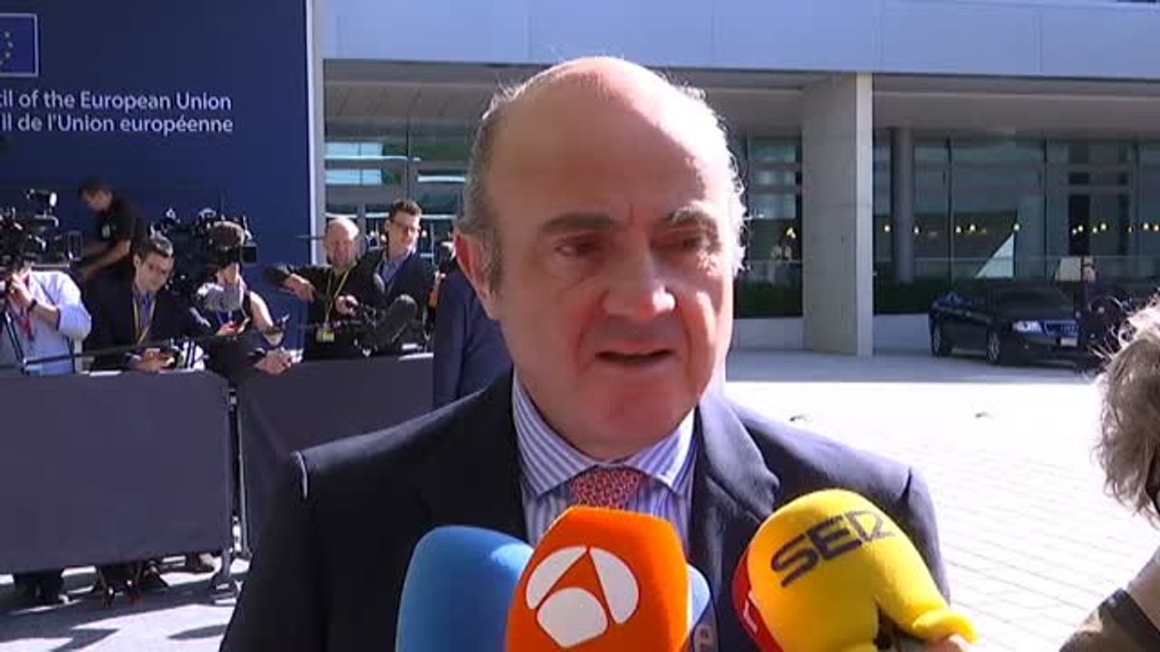 De Guindos amenaza con bloquear el pago a Grecia si se mantiene imputado a un experto español