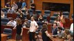 Abanicos de papel en la Asamblea madrileña tras las polémicas declaraciones del consejero de Sanidad