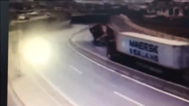 Un camión vuelca y se incendia en una carretera de Chile