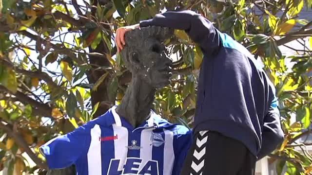 La estatua del Caminante en Vitoria ya está preparada para la final de Copa del Rey