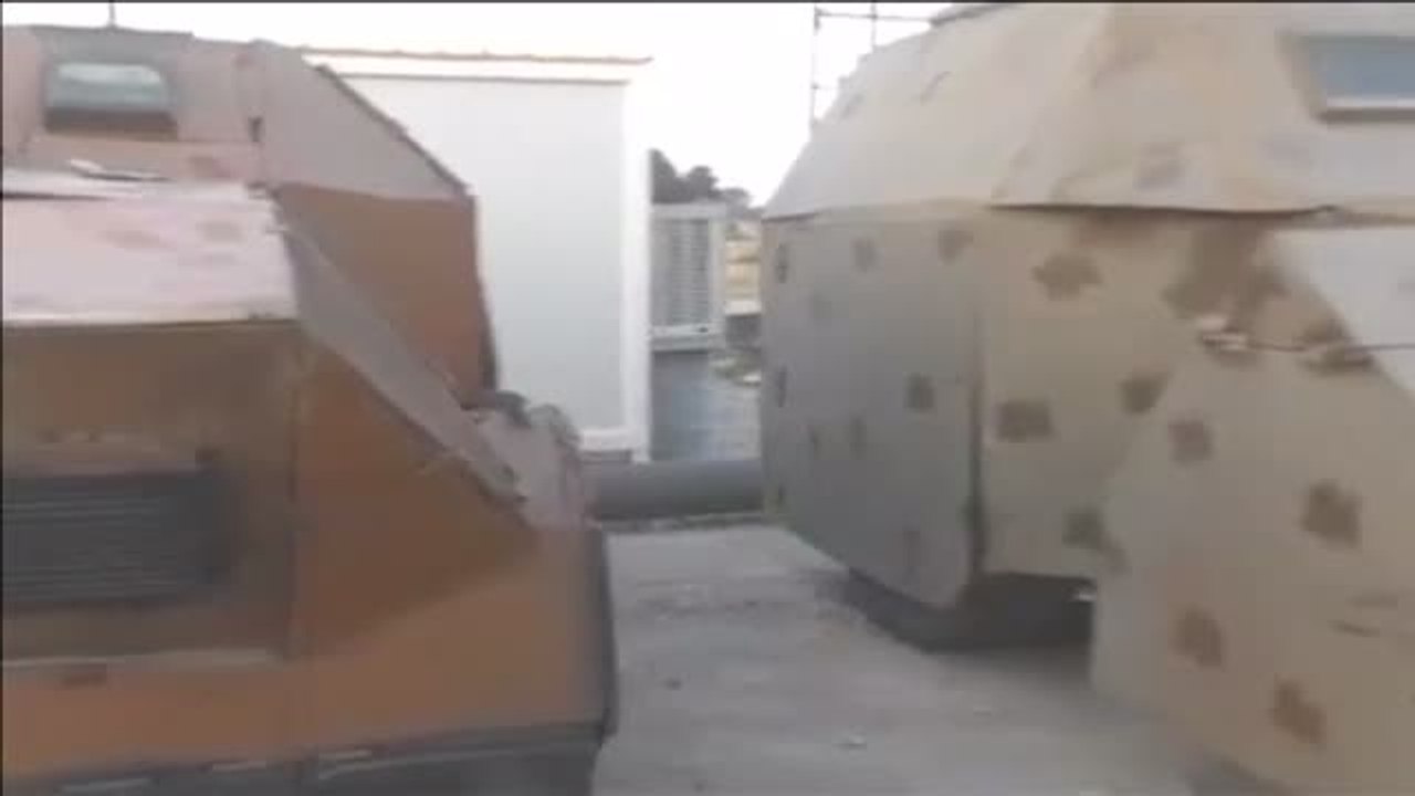 La policía de Irak exhibe decenas de vehículos que usaba Estado Islámico para perpetrar ataques suicidas