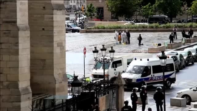 El ministro del Interior francés dice que el asaltante de Notre Dame era un estudiante argelino