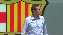 'Txingurri' Valverde posa junto al escudo del FC Barcelona