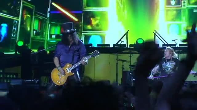 40.000 personas vibran en Bilbao con el rock de Guns N' Roses