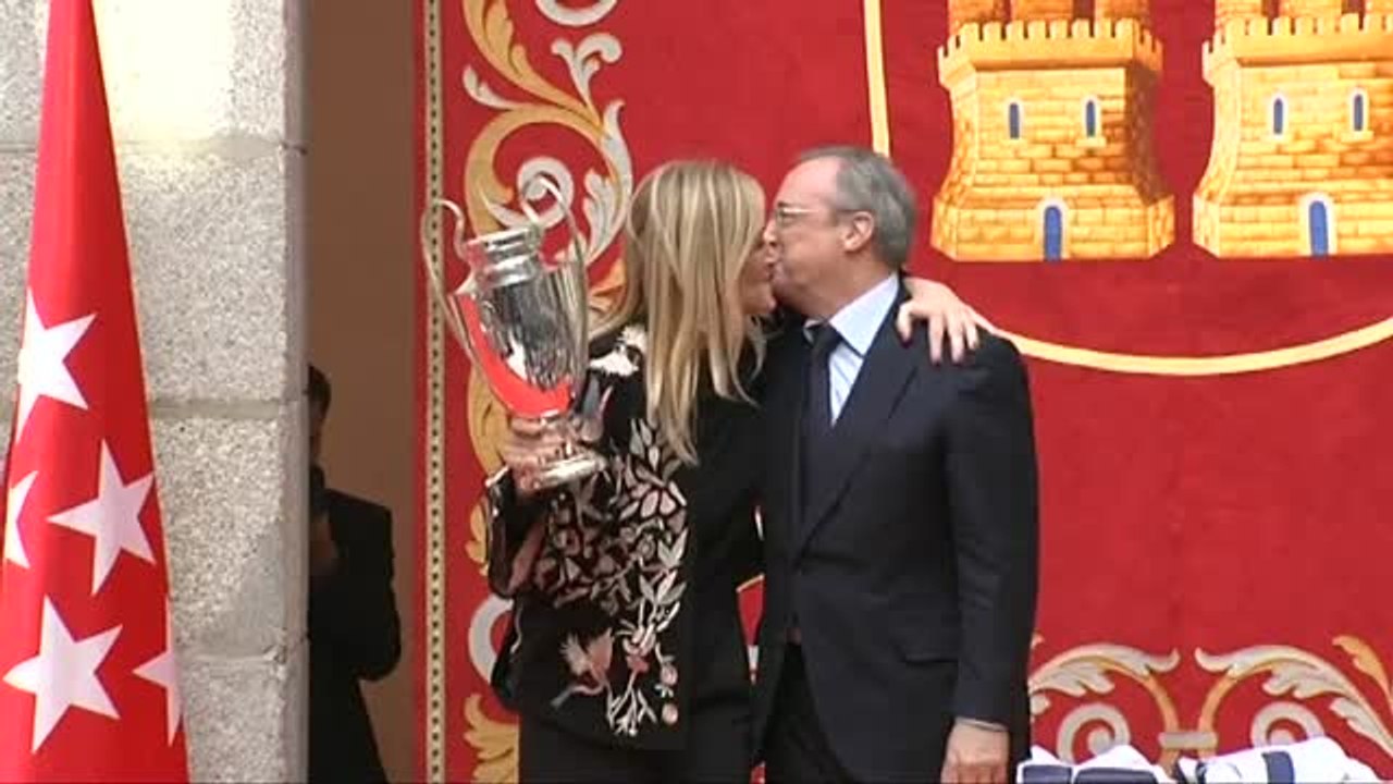 El Real Madrid visita la sede de la Comunidad para festejar su victoria en la Liga de Campeones