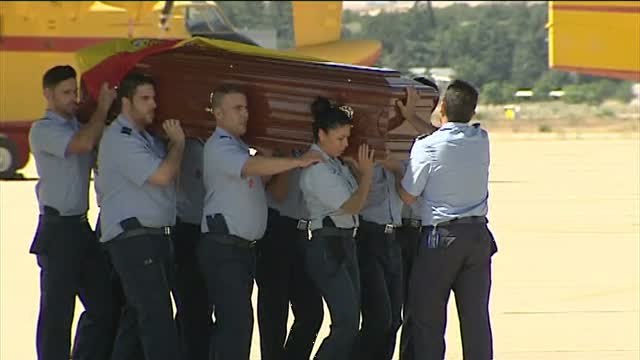 Familiares y amigos despiden a Ignacio Echeverría en el cementerio de Las Rozas