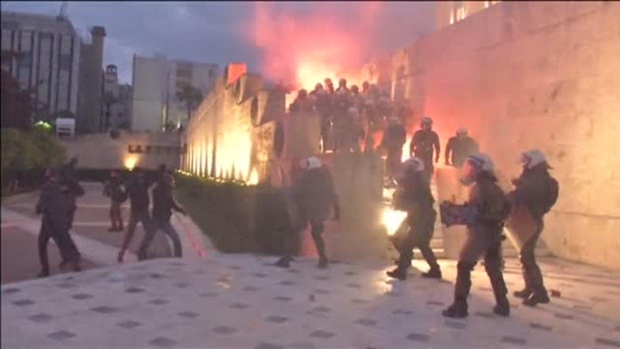 Miles de personas protestan en Atenas contra los nuevos recortes del Gobierno griego