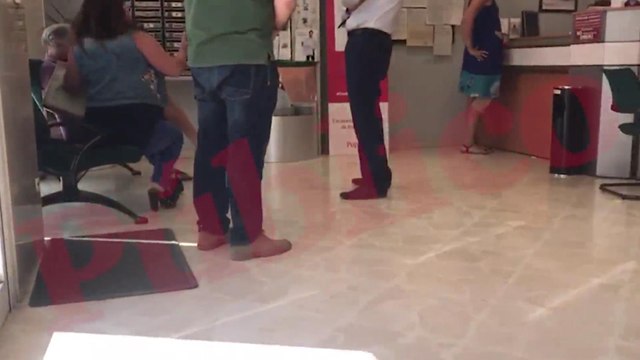 Una clienta del Banco Popular pierde la paciencia en una sucursal: Lo he perdido todo y tú me dices que no ha pasado nada