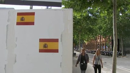 Aparecen banderas de España en distintos lugares de Barcelona