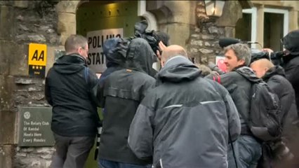 Rifirrafe entre un fotógrafo y un cámara de televisión durante la votación de Tim Farron
