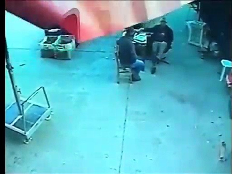 Insolite : il se fait emporter par un parasol à cause du vent