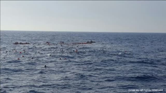 El Mediterráneo se llena de cadáveres tras incendiarse una barcaza frente a la costa libia