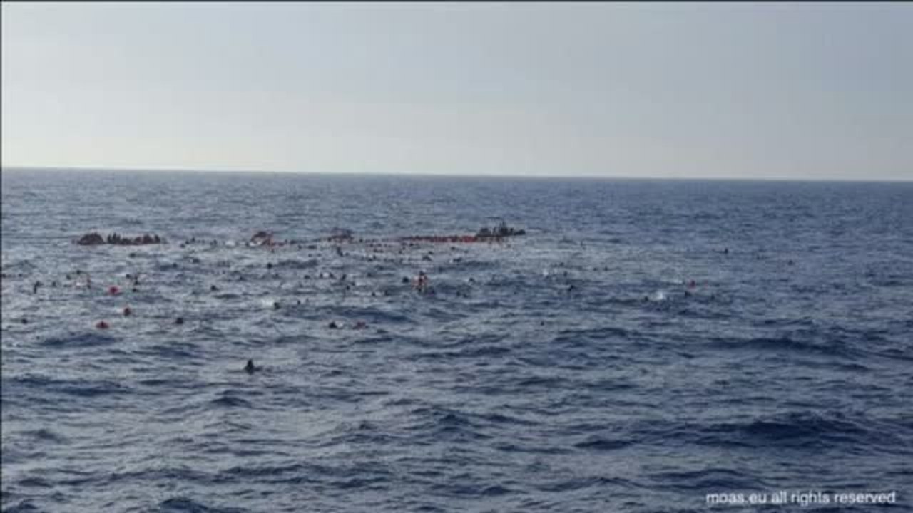 El Mediterráneo se llena de cadáveres tras incendiarse una barcaza frente a la costa libia